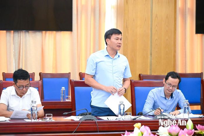 Đồng chí Hồ Bá Thái - Phó Giám đốc Sở Xây dựng tham gia ý kiến tại cuộc họp. Ảnh: Thành Cường