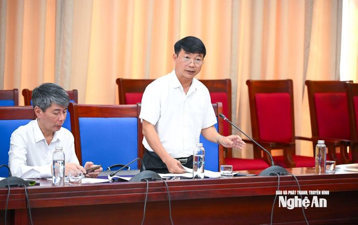 Đồng chí Nguyễn Tiến Dũng - Phó Giám đốc Sở Tài chính trình bày tóm tắt dự thảo. Ảnh: Thành Cường