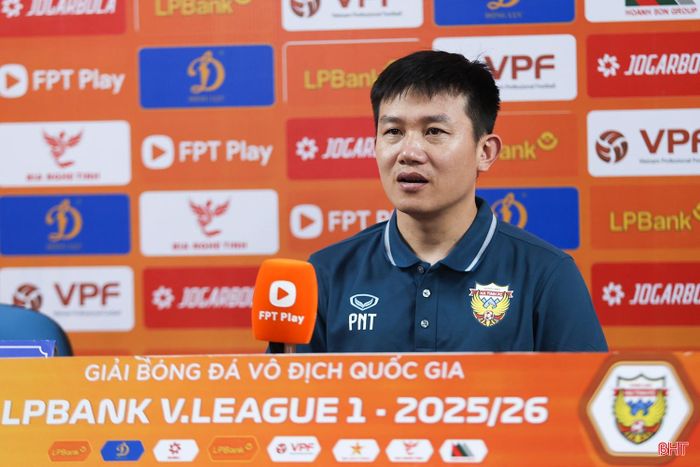  HLV Phan Như Thuật trả lời họp báo sau trận đấu. 