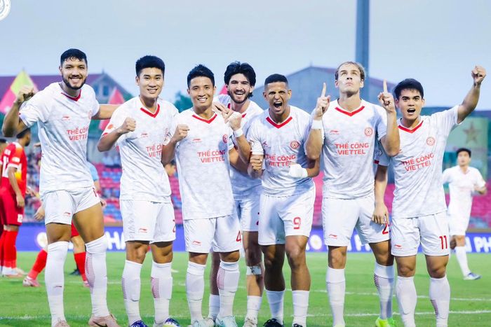  Các cầu thủ đội khách ăn mừng bàn mở tỷ số. Ảnh Thể Công - Viettel FC. 