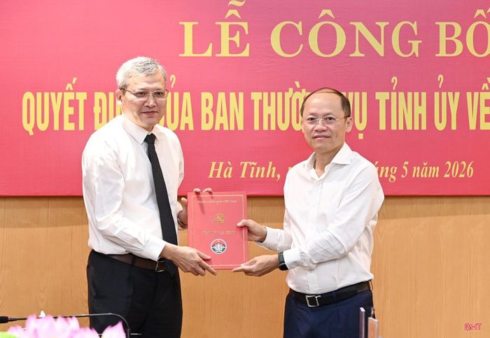Đồng chí Nguyễn Hồng Lĩnh - Phó Bí thư Thường trực Tỉnh ủy, Chủ tịch HĐND tỉnh trao quyết định cho đồng chí Nguyễn Bá Long.