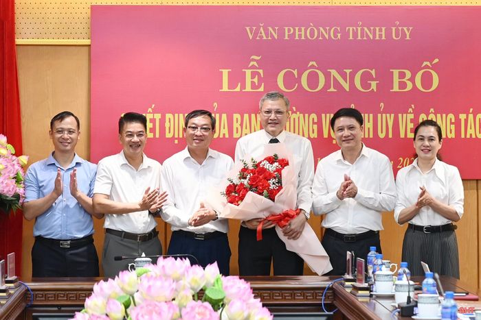 Lãnh đạo Văn phòng Tỉnh ủy và Sở Tài chính tặng hoa chúc mừng đồng chí Nguyễn Bá Long.