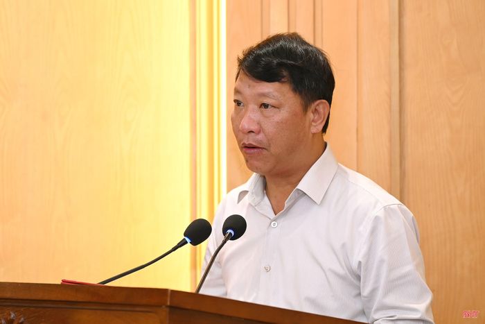 Đồng chí Nguyễn Như Dũng - Phó Trưởng ban Thường trực Ban Tổ chức Tỉnh ủy công bố quyết định về công tác cán bộ.