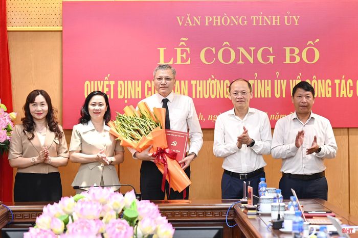 Đồng chí Nguyễn Hồng Lĩnh - Phó Bí thư Thường trực Tỉnh ủy, Chủ tịch HĐND tỉnh; lãnh đạo Ban Tổ chức Tỉnh ủy, Đảng ủy Các cơ quan Đảng tỉnh tặng hoa chúc mừng đồng chí Nguyễn Bá Long.