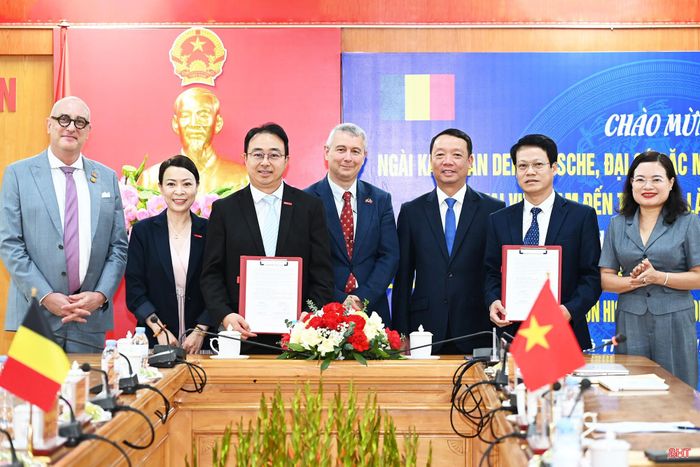 Ngài Karl Van den Bossche - Đại sứ Đặc mệnh toàn quyền Vương quốc Bỉ tại Việt Nam và lãnh đạo tỉnh Hà Tĩnh chứng kiến lễ ký kết hợp tác giữa Sở Nội vụ Hà Tĩnh và Công ty TNHH Dịch vụ EB.