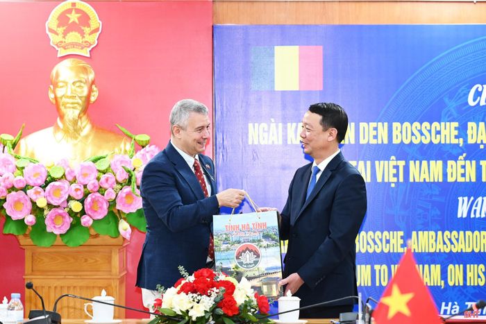 Đồng chí Phan Thiên Định - Phó Bí thư Tỉnh ủy, Chủ tịch UBND tỉnh tặng quà cho ngài Đại sứ, đồng thời giới thiệu và bày tỏ kỳ vọng sản phẩm đặc trưng của Hà Tĩnh sẽ sớm xuất hiện tại các siêu thị ở Bỉ.