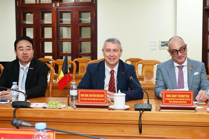 Ngài Karl Van den Bossche - Đại sứ Đặc mệnh toàn quyền Vương quốc Bỉ tại Việt Nam phát biểu tại buổi làm việc.