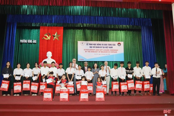 Đoàn công tác cũng trao tặng 100 suất học bổng với tổng trị giá hơn 153 triệu đồng và 1.158 phần quà hiện vật trị giá hơn 141 triệu đồng cho học sinh khó khăn trên địa bàn phường Vũng Áng.