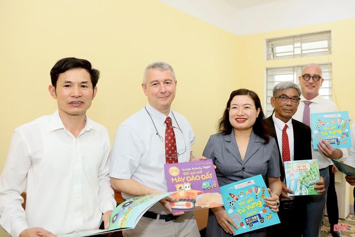 Đoàn trao tặng nhà trường 329 cuốn sách song ngữ Anh - Việt với tổng trị giá hơn 14,5 triệu đồng.