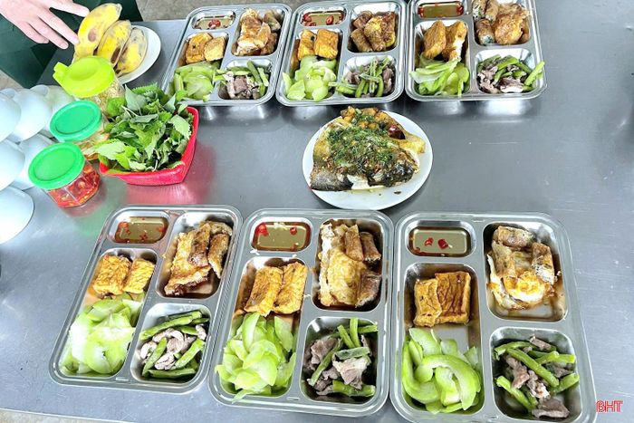 Công tác kiểm tra, giám sát và đánh giá chất lượng bữa ăn luôn được Đảng ủy, chỉ huy Trung đoàn 841 đặc biệt quan tâm, duy trì thường xuyên, chặt chẽ. Từng khâu từ chế biến, định lượng đến vệ sinh an toàn thực phẩm được kiểm soát nghiêm túc, đúng quy trình, đủ tiêu chuẩn.