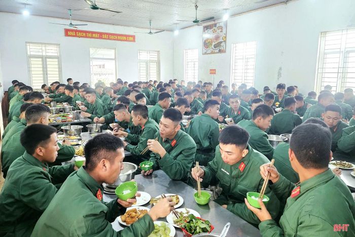 Binh nhì Nguyễn Gia Huy - chiến sĩ Trung đội 6 (Đại đội 2) chia sẻ: “Thấy các "anh nuôi" vất vả tăng gia sản xuất, lo toan bếp núc, chúng tôi đã hiểu hơn về giá trị của những bữa cơm trong quân ngũ. Rau, thịt, cá đều tươi ngon và các món ăn được chế biến đậm đà, gần gũi, đa dạng khiến tôi và đồng đội có cảm giác như đang ăn cơm ở nhà do mẹ nấu”.