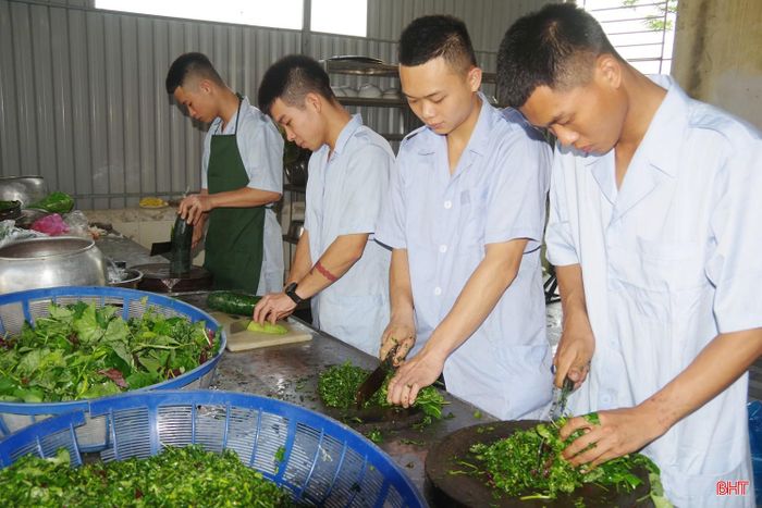  Không chỉ tăng gia sản xuất, hàng ngày, các "anh nuôi" ở Trung đoàn 841 còn phải tất bật với công việc thu hoạch rau xanh, sơ chế thực phẩm và chuẩn bị nguyên liệu, nấu bữa ăn cho gần 200 người. Dù công việc vất vả, các anh vẫn luôn thực hiện từng công đoạn cẩn thận, chu đáo để mỗi bữa cơm đều ngon, sạch và đủ dinh dưỡng. 