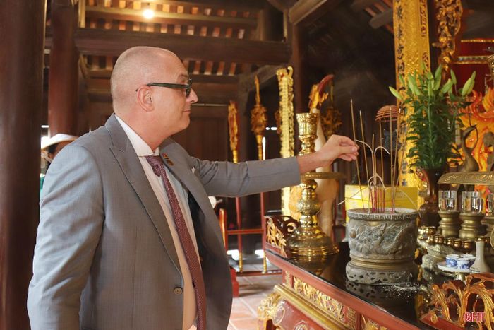 Ngài Karl Van den Bossche - Đại sứ Đặc mệnh toàn quyền Vương quốc Bỉ tại Việt Nam cùng đoàn dâng hương, hoa, bày tỏ tấm lòng thành kính trước anh linh Đại thi hào Nguyễn Du.