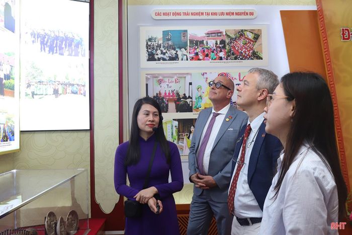 Ngài Karl Van den Bossche cùng các thành viên trong đoàn tham quan không gian văn hóa tại Khu lưu niệm Đại thi hào Nguyễn Du.