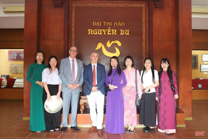 Đoàn chụp ảnh lưu niệm sau khi kết thúc chuyến thăm.