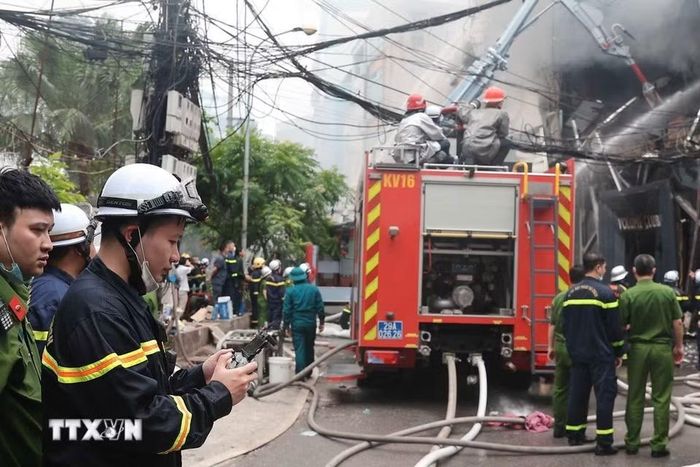 Lực lượng Phòng cháy chữa cháy và Cứu nạn cứu hộ dùng flycam để tiếp cận đám cháy từ trên cao. (Ảnh: Phạm Tuấn Anh/TTXVN)
