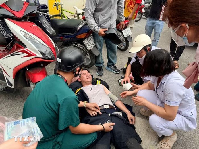 Kịp thời chăm sóc y tế cho một chiến sỹ phòng cháy chữa cháy kiệt sức khi nỗ lực xử lý đám cháy tại quán karaoke Volume Club (chụp lúc 12h45). Ảnh: Phạm Kiên/TTXVN