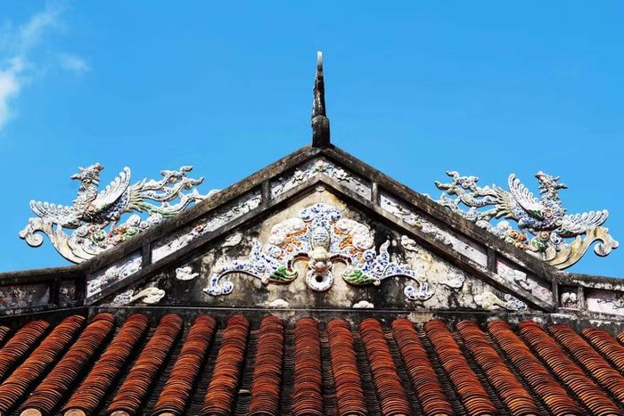 Dơi (giữa) và linh vật khác trên mái của Cung Diên Thọ trong Đại Nội Huế được trang trí bằng nghệ thuật khảm sành sứ. (Ảnh: Nguyên Lý/TTXVN)