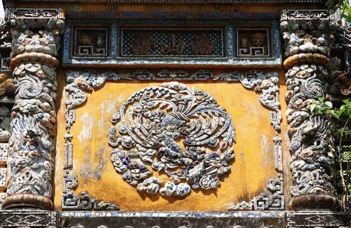 Những linh vật có họa tiết tinh xảo được thực hiện bằng nghệ thuật khảm sành sứ trên cổng chính Cung Trường Sanh trong Đại Nội Huế. (Ảnh: Nguyên Lý/TTXVN)