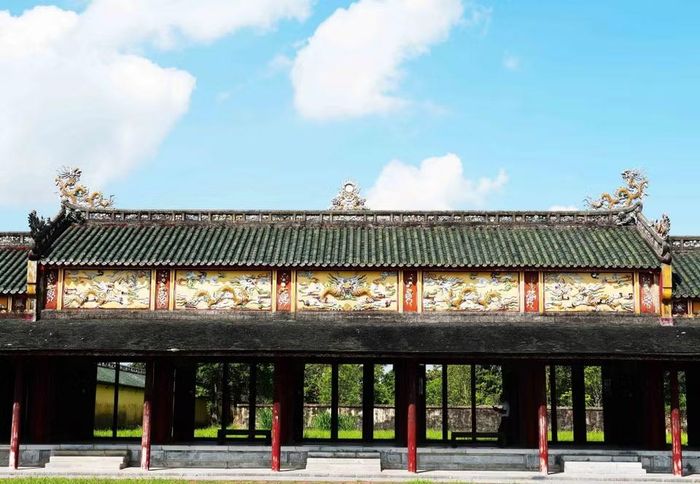 Những linh vật trên mái Trường Lang trong Đại Nội Huế được trang trí bằng nghệ thuật khảm sành sứ. Ảnh: Nguyên Lý - TTXVN
