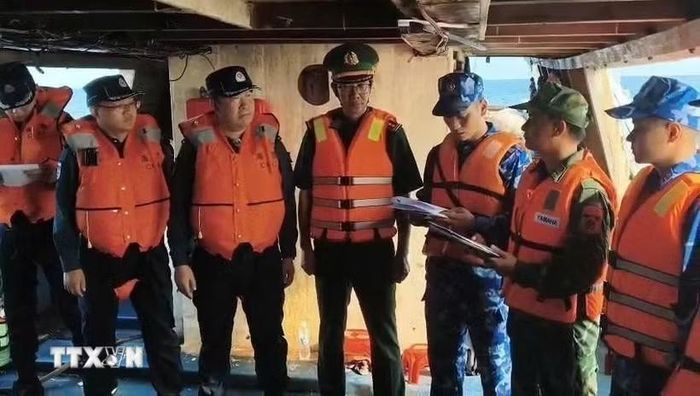 Ban Chỉ huy Bộ đội Biên phòng thành phố Hải Phòng và lực lượng Cảnh sát biển Trung Quốc thống nhất thông qua biên bản bàn giao. (Ảnh: TTXVN phát)