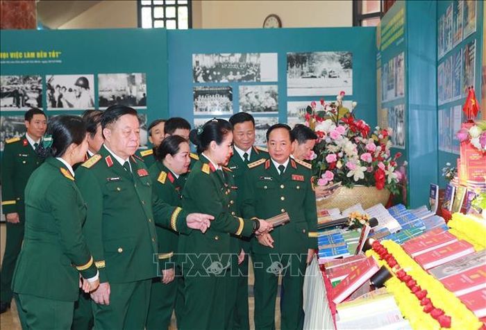 Đại tướng Trịnh Văn Quyết, Ủy viên Bộ Chính trị, Bí thư Trung ương Đảng, Trưởng Ban Tuyên giáo và Dân vận Trung ương; Đại tướng Nguyễn Trọng Nghĩa, Ủy viên Bộ Chính trị, Bí thư Trung ương Đảng, Chủ nhiệm Tổng cục Chính trị QĐND Việt Nam và các đại biểu tham quan gian trưng bày sách, tài liệu, ấn phẩm của QĐND Việt Nam. Ảnh: Trọng Đức/TTXVN