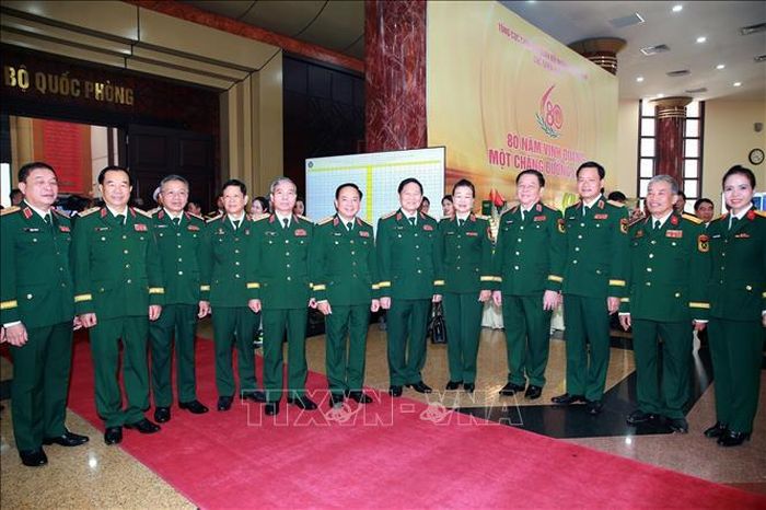 Đại tướng Trịnh Văn Quyết, Ủy viên Bộ Chính trị, Bí thư Trung ương Đảng, Trưởng Ban Tuyên giáo và Dân vận Trung ương; Đại tướng Nguyễn Trọng Nghĩa, Ủy viên Bộ Chính trị, Bí thư Trung ương Đảng, Chủ nhiệm Tổng cục Chính trị QĐND Việt Nam và các đại biểu. Ảnh: Trọng Đức/TTXVN