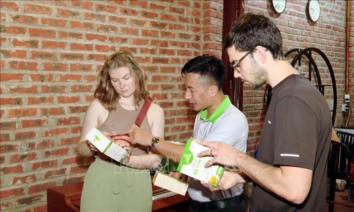 Du khách tìm hiểu thông tin các sản phẩm OCOP tại các khách sạn, nhà hàng, cơ sở lưu trú.