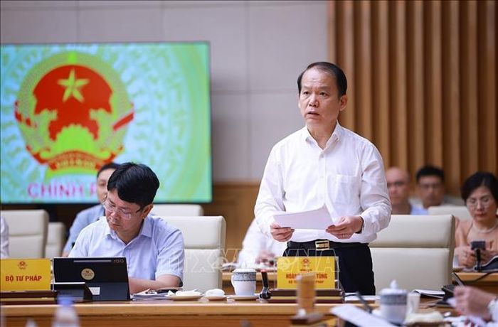 Bộ trưởng Bộ Tư pháp Hoàng Thanh Tùng báo cáo kết quả và phương hướng triển khai các nhiệm vụ trọng tâm của ngành Tư pháp. Ảnh: Dương Giang/TTXVN