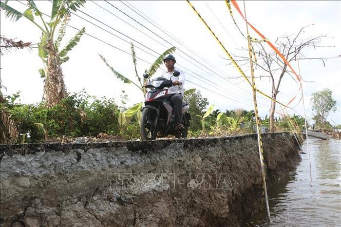 Nhiều đoạn sụt lún gây nguy hiểm cho người lưu thông.
