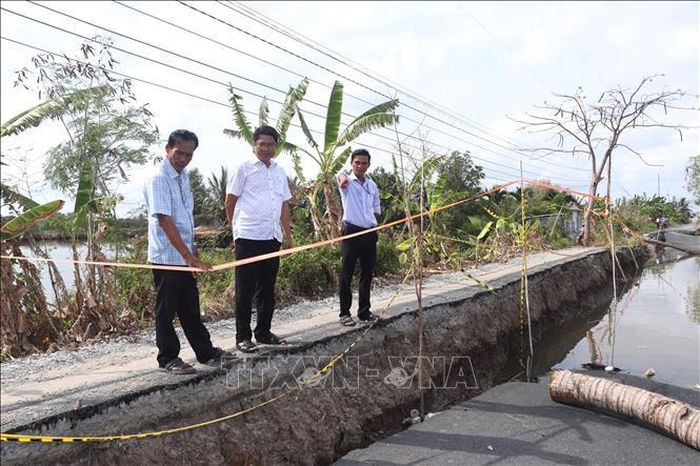 Chính quyền địa phương xã Cái Nước (Cà Mau) khảo sát lên phương án khắc phục sạt lở, sụt lún.