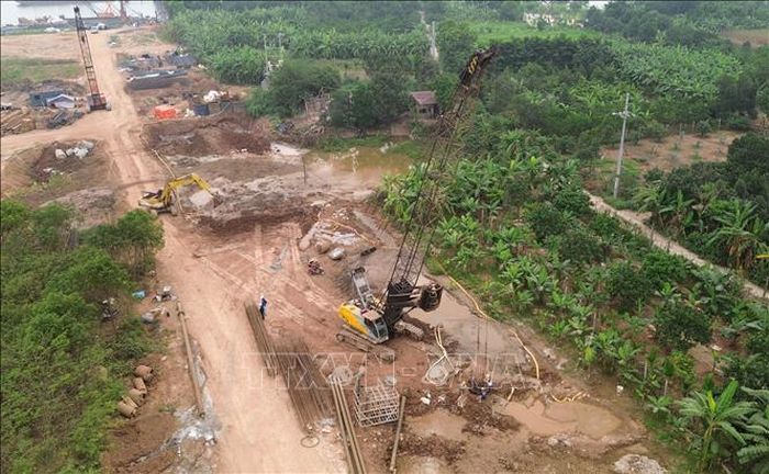 Nhà thầu triển khai thi công khoan cọc nhồi phần cầu dẫn hai phía đầu cầu.
