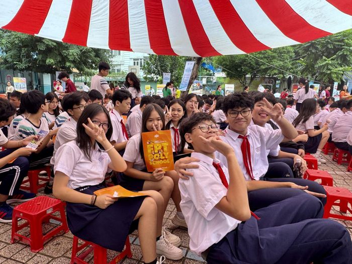Học sinh THCS TP Hồ Chí Minh trong chương trình hướng nghiệp tuyển sinh.