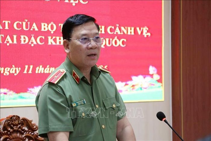 Thiếu tướng Phạm Văn Hùng, Phó Tư lệnh Bộ Tư lệnh Cảnh vệ, Bộ Công an phát biểu chỉ đạo tại buổi làm việc. Ảnh: Văn Sĩ/TTXVN