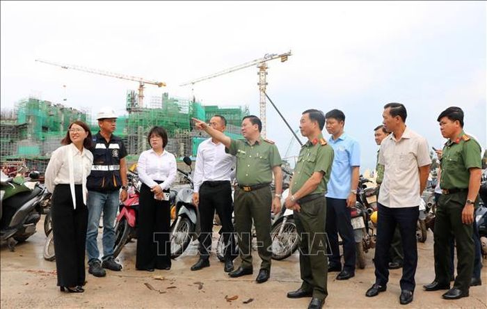 Đoàn công tác đi khảo sát thực tế một số địa điểm trọng điểm phục vụ Tuần lễ Cấp cao APEC 2027. Ảnh: Văn Sĩ/TTXVN