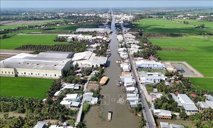 Hoạt động bơm thổi trấu không được che chắn cẩn thận của các nhà máy xay xát lúa gạo ven kênh Thốt Nốt (ấp Thạnh Hưng, xã Cờ Đỏ) phát tán bụi ra môi trường gây ảnh hưởng đến khu dân cư đối diện.