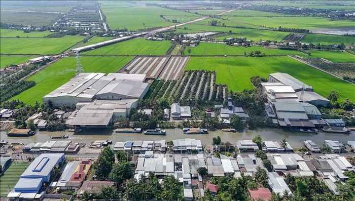 Các nhà máy xay xát lúa gạo ven kênh Thốt Nốt (ấp Thạnh Hưng, xã Cờ Đỏ) phát tán bụi ra môi trường gây ảnh hưởng đến khu dân cư đối diện.
