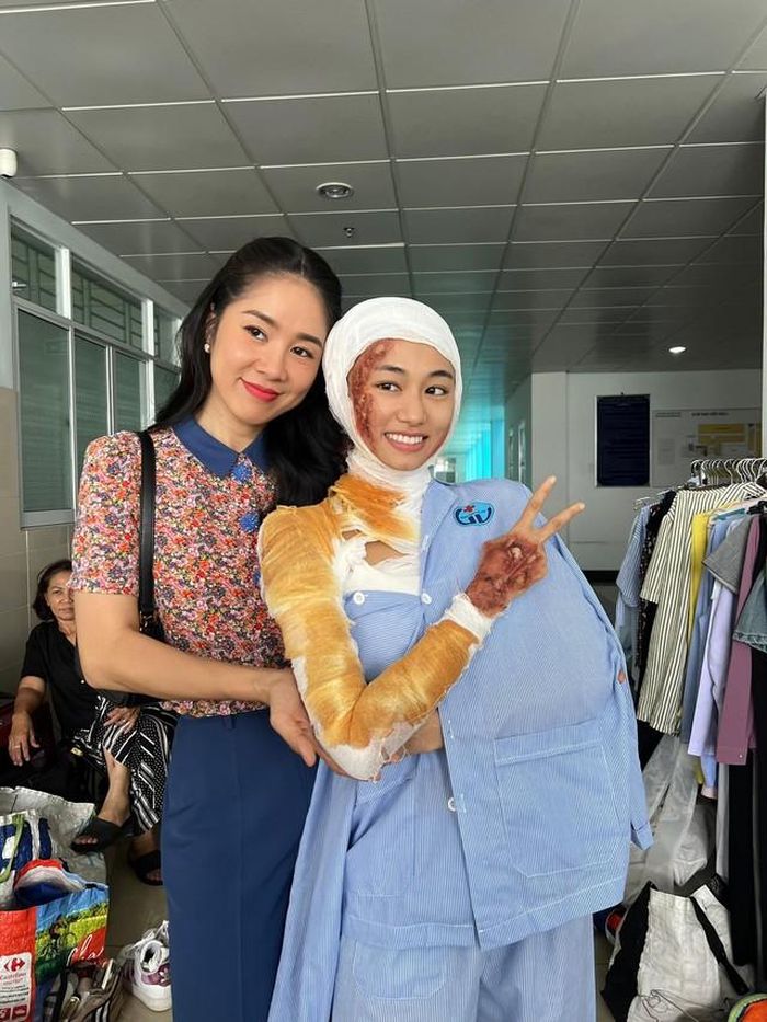 Khoảnh khắc hậu trường bên Lê Phương. Ảnh: FBNV.