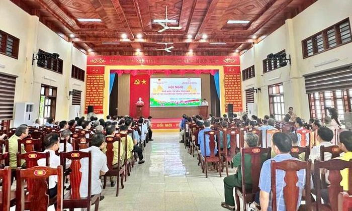Chương trình tư vấn pháp luật lưu động về lĩnh vực đất đai thu hút đông đảo người dân tham gia.