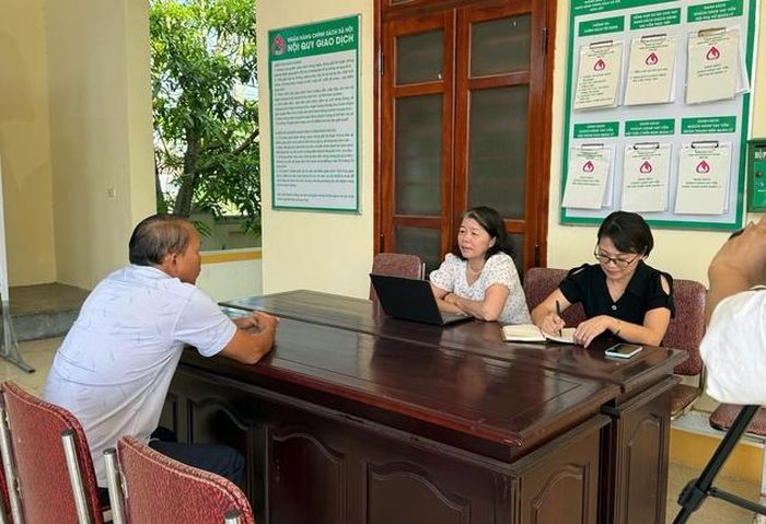 Đoàn công tác phối hợp thực hiện tư vấn, giải đáp các vấn đề pháp lý cho người dân.