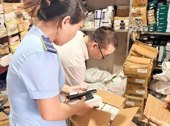 Đội QLTT số 6 thu giữ hơn 600 sản phẩm ngành mộc không rõ nguồn gốc, xuất xứ tại một cơ sở kinh doanh ở phường Cẩm Lệ (TP Đà Nẵng).
