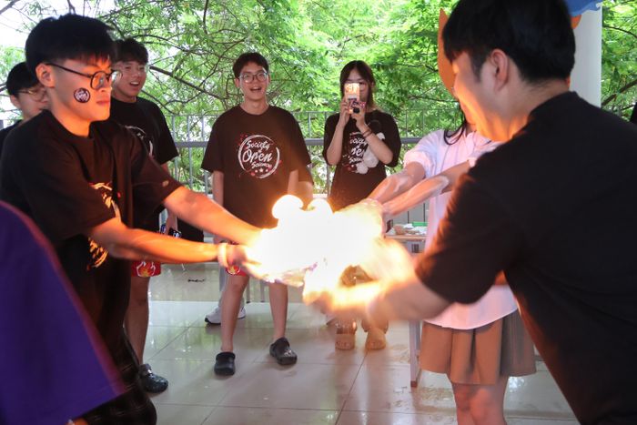 Các em học sinh được trải nghiệm thí nghiệm khoa học thú vị tại triển lãm Panfair