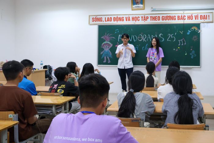 Bạn Nguyễn Quang Anh - Thủ khoa kì thi tuyển sinh vào lớp 10 Hà Nội năm học 2025 - 2026, chia sẻ những kiến thức và định hướng môn chuyên tại phòng diễn giả môn Hóa chuyên.
