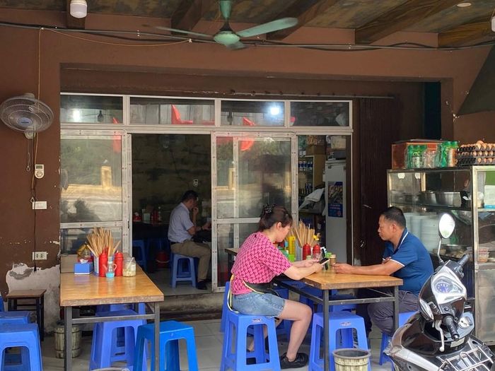 Một quán ăn vắng khách hơn vào giờ trưa