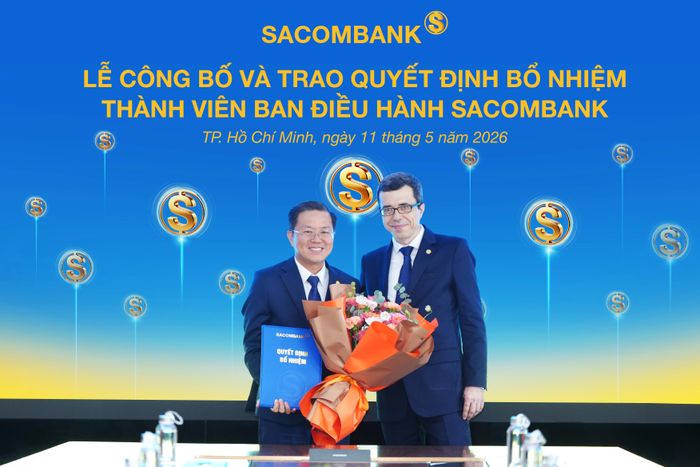 Ông Faussier Loic Michel Marc – Quyền Tổng Giám đốc trao Quyết định bổ nhiệm cho ông Nguyễn Thanh Hiệp – Thành viên Ban điều hành