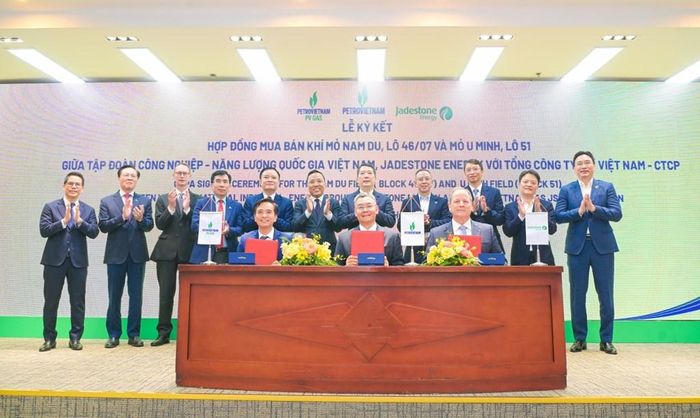 Phó Tổng Giám đốc Petrovietnam Lê Mạnh Cường; Tổng Giám đốc Công ty Jadestone Energy; Phó Tổng Giám đốc PV GAS Huỳnh Quang Hải ký hợp đồng mua bán khí mỏ Nam Du - U Minh. Ảnh: A.N/Bnews/vnanet.vn