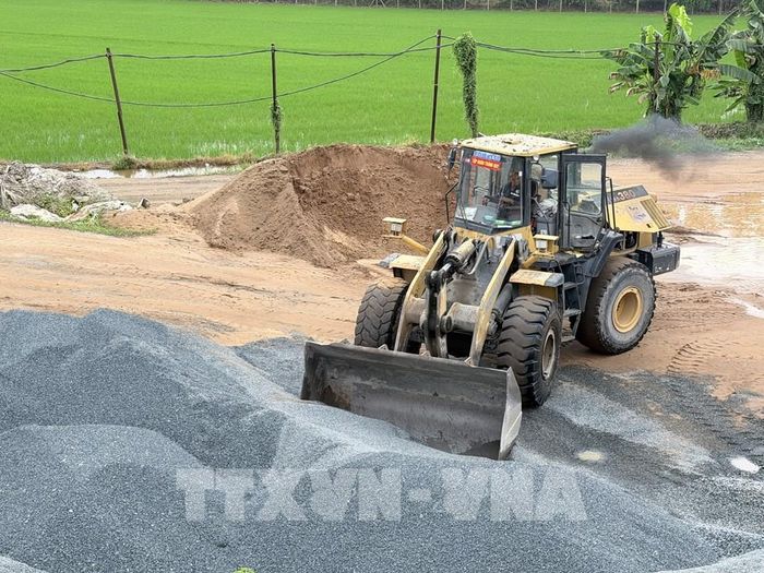 Nhà thầu trộn bê tông nhựa thi công tuyến đường gom cao tốc, đoạn qua địa bàn xã Vĩnh Hanh, tỉnh An Giang. Ảnh: Thanh Sang - TTXVN