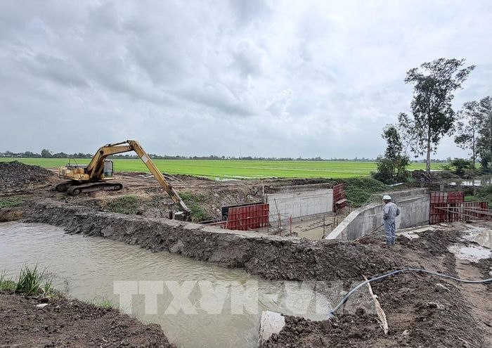 Nhà thầu thi công cống thoát nước trên tuyến đường gom cao tốc, đoạn qua địa bàn xã Vĩnh Hanh, tỉnh An Giang. Ảnh: Thanh Sang - TTXVN