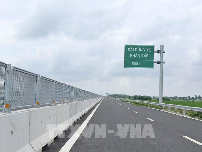 Hệ thống biển báo trên cao tốc đã được lắp đặt, phục vụ công tác tổ chức giao thông. Ảnh: Thanh Sang - TTXVN