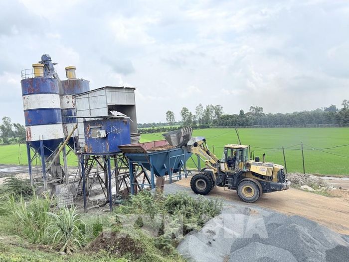 Nhà thầu trộn bê tông nhựa phục vụ thi công tuyến đường gom cao tốc, đoạn qua địa bàn xã Vĩnh Hanh, tỉnh An Giang. Ảnh: Thanh Sang - TTXVN